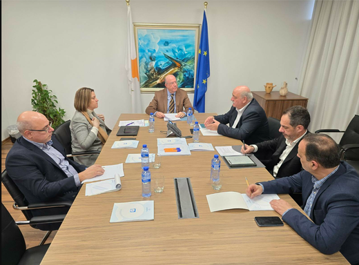 Στο επίκεντρο οικονομία, εκποιήσεις, αφθώδης πυρετός και συνέπειες του πολέμου στη συνάντηση ΥΠΟΙΚ - ΕΔΕΚ